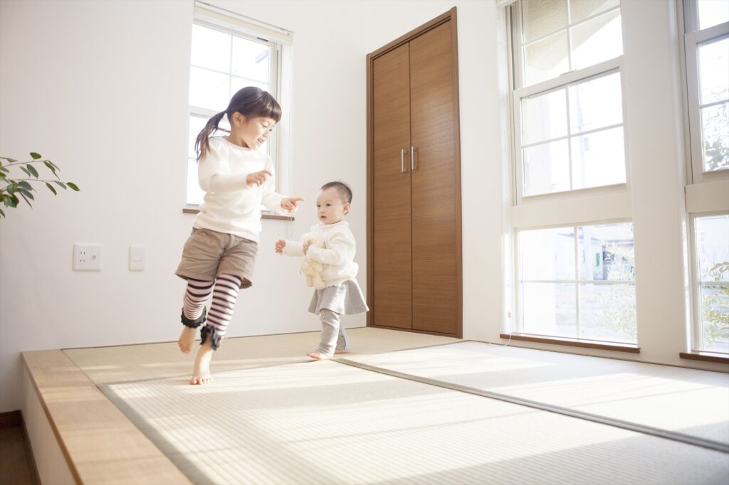 綺麗な部屋を走り回る子供